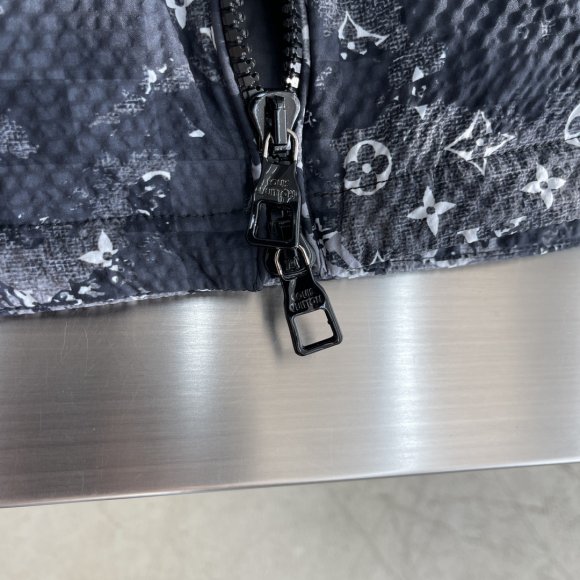 Louis Vuitton - Мужская куртка пуховик TJ_1411LV10 Louis Vuitton - Мужская куртка пуховик TJ_1411LV10