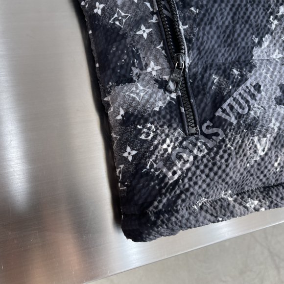 Louis Vuitton - Мужская куртка пуховик TJ_1411LV10 Louis Vuitton - Мужская куртка пуховик TJ_1411LV10