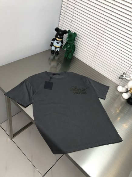 Louis Vuitton - Мужская футболка майка DZ_2205LV3 Louis Vuitton - Мужская футболка майка DZ_2205LV3