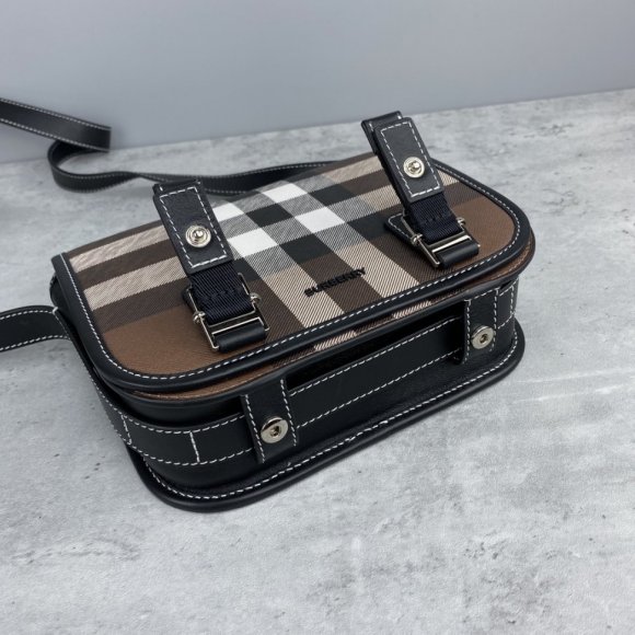 Burberry Сумка мессенджер BU_1602BU2 Burberry Сумка мессенджер BU_1602BU2