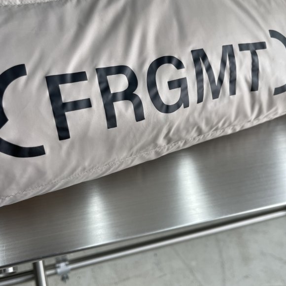 Moncler & FRGMT March - Мужской жилет пуховик TJ_3010MO11 Moncler & FRGMT March - Мужской жилет пуховик TJ_3010MO11