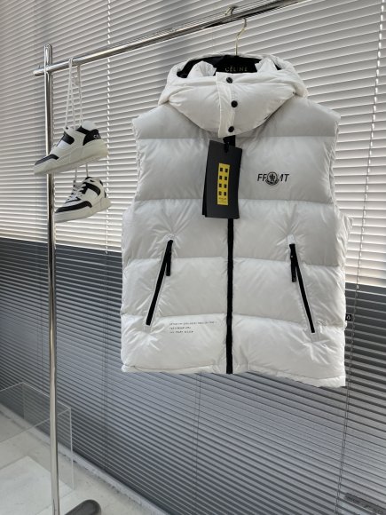 Moncler & FRGMT March - Мужской жилет пуховик TJ_3010MO11 Moncler & FRGMT March - Мужской жилет пуховик TJ_3010MO11