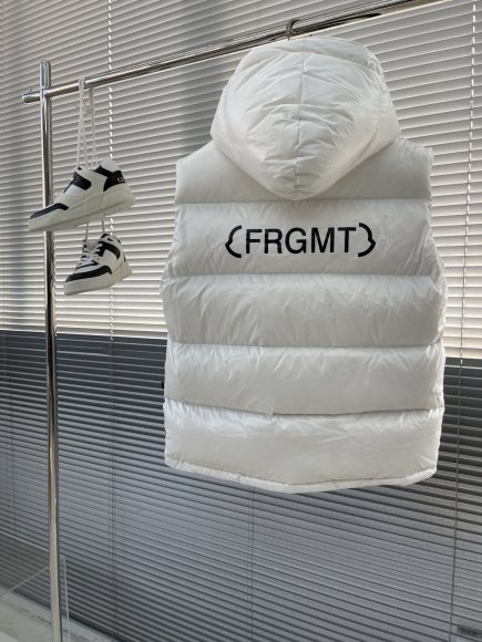 Moncler & FRGMT March - Мужской жилет пуховик TJ_3010MO11 Moncler & FRGMT March - Мужской жилет пуховик TJ_3010MO11