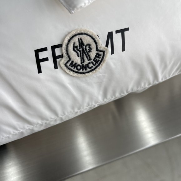 Moncler & FRGMT March - Мужской жилет пуховик TJ_3010MO11 Moncler & FRGMT March - Мужской жилет пуховик TJ_3010MO11