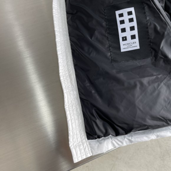 Moncler & FRGMT March - Мужской жилет пуховик TJ_3010MO11 Moncler & FRGMT March - Мужской жилет пуховик TJ_3010MO11