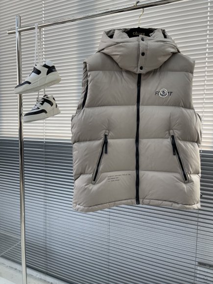 Moncler & FRGMT March - Мужской жилет пуховик TJ_3010MO11 Moncler & FRGMT March - Мужской жилет пуховик TJ_3010MO11