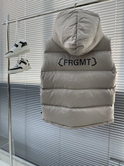 Moncler & FRGMT March - Мужской жилет пуховик TJ_3010MO11 Moncler & FRGMT March - Мужской жилет пуховик TJ_3010MO11
