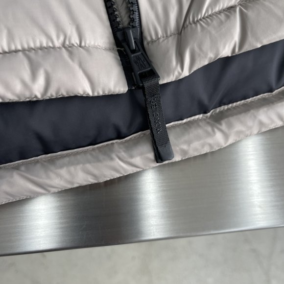 Moncler & FRGMT March - Мужской жилет пуховик TJ_3010MO11 Moncler & FRGMT March - Мужской жилет пуховик TJ_3010MO11