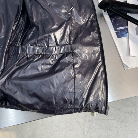 Burberry - Мужской жилет пуховик TJ_1610BU9 Burberry - Мужской жилет пуховик TJ_1610BU9