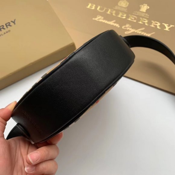 Burberry - Женская сумка мессенджер BU1_26121602BU3 Burberry - Женская сумка мессенджер BU1_26121602BU3