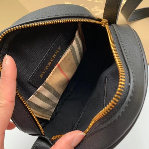 Burberry - Женская сумка мессенджер BU1_26121602BU3 Burberry - Женская сумка мессенджер BU1_26121602BU3