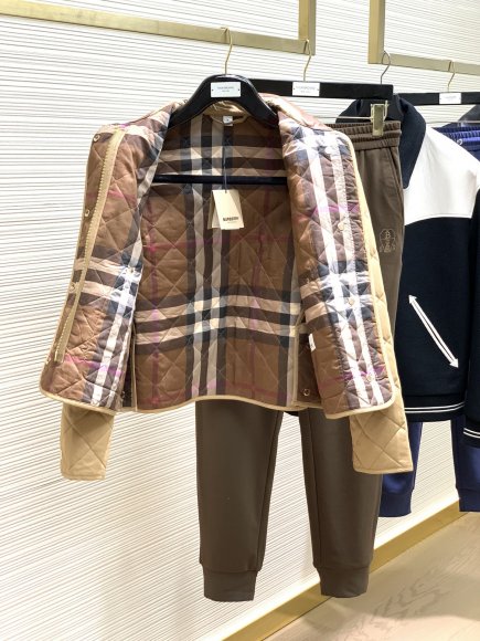 Burberry - Женская куртка ветровка TI_0508BU1