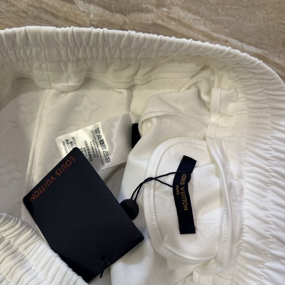 Louis Vuitton - Мужской костюм футболка шорты MI_2806LV1 Louis Vuitton - Мужской костюм футболка шорты MI_2806LV1