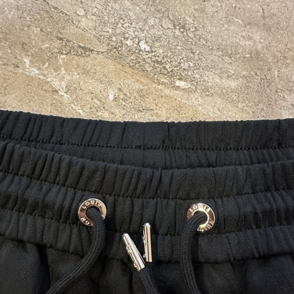 Louis Vuitton - Мужской костюм футболка шорты MI_2806LV1 Louis Vuitton - Мужской костюм футболка шорты MI_2806LV1