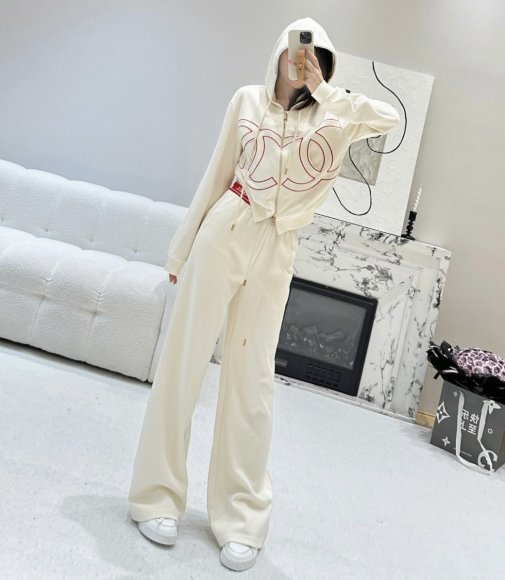 Chanel - Женский спортивный костюм YE_2309CH8 Chanel - Женский спортивный костюм YE_2309CH8