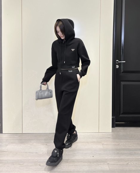Prada - Женский спортивный костюм YE_2309PR12 Prada - Женский спортивный костюм YE_2309PR12