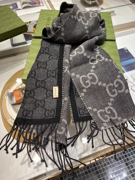 Gucci - Шерстяной шарф JX_0412GU4 Gucci - Шерстяной шарф JX_0412GU4