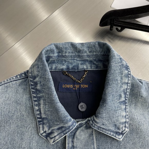 Louis Vuitton - Мужская джинсовая рубашка жакет TJ_2207LV1 Louis Vuitton - Мужская джинсовая рубашка жакет TJ_2207LV1