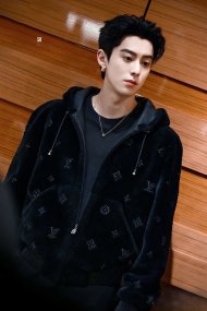 Louis Vuitton - Мужская куртка ветровка толстовка DZ_1702LV1 Louis Vuitton - Мужская куртка ветровка толстовка DZ_1702LV1