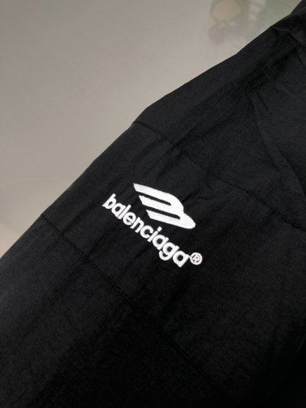 Balenciaga - Мужская куртка ветровка анорак DZ_2905BA5 Balenciaga - Мужская куртка ветровка анорак DZ_2905BA5