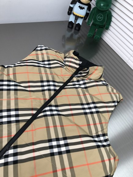 Burberry - Мужской двусторонний жилет пуховик DZ_0512BU2 Burberry - Мужской двусторонний жилет пуховик DZ_0512BU2