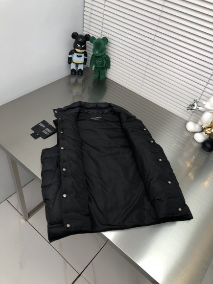Dolce & Gabbana Essential - Мужской жилет пуховик DZ_2310DG2 Dolce & Gabbana Essential - Мужской жилет пуховик DZ_2310DG2