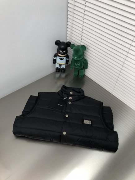 Dolce & Gabbana Essential - Мужской жилет пуховик DZ_2310DG2 Dolce & Gabbana Essential - Мужской жилет пуховик DZ_2310DG2