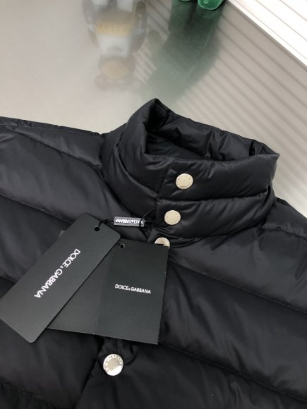 Dolce & Gabbana Essential - Мужской жилет пуховик DZ_2310DG2 Dolce & Gabbana Essential - Мужской жилет пуховик DZ_2310DG2