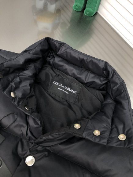 Dolce & Gabbana Essential - Мужской жилет пуховик DZ_2310DG2 Dolce & Gabbana Essential - Мужской жилет пуховик DZ_2310DG2