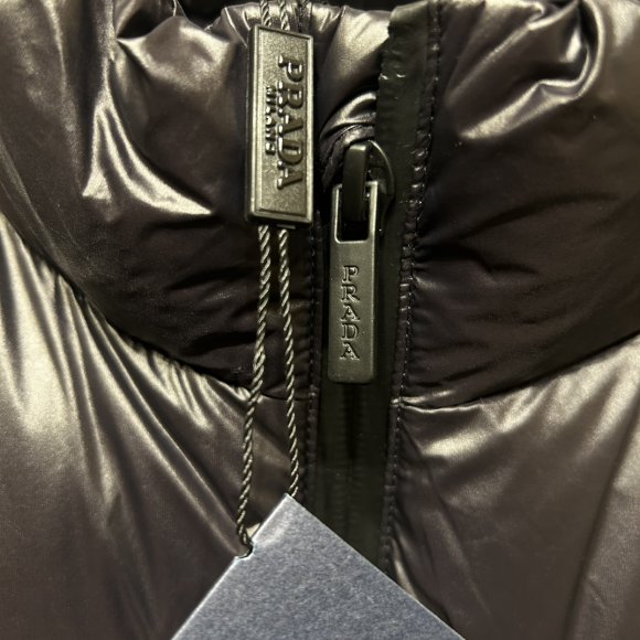 Prada - Мужской жилет пуховик KN_2509PR4