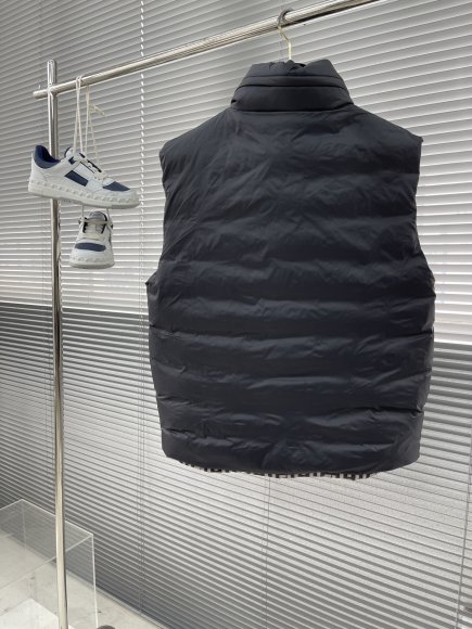 Fendi - Мужская двусторонняя куртка пуховик TJ_0612FE2 Fendi - Мужская двусторонняя куртка пуховик TJ_0612FE2