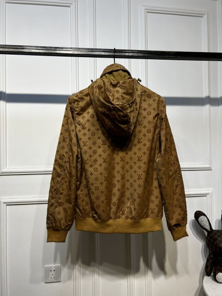 Louis Vuitton - Мужская куртка ветровка KN_2509LV7 Louis Vuitton - Мужская куртка ветровка KN_2509LV7