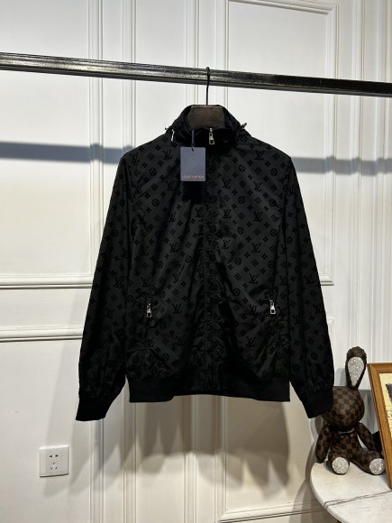 Louis Vuitton - Мужская куртка ветровка KN_2509LV7 Louis Vuitton - Мужская куртка ветровка KN_2509LV7