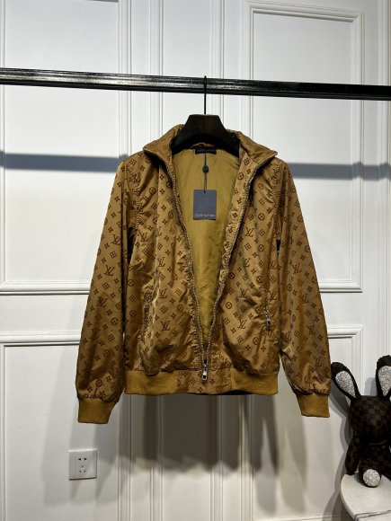Louis Vuitton - Мужская куртка ветровка KN_2509LV7 Louis Vuitton - Мужская куртка ветровка KN_2509LV7