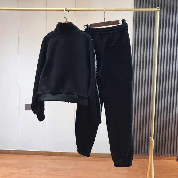 Dior - Женский спортивный костюм TO_2410DI1 Dior - Женский спортивный костюм TO_2410DI1