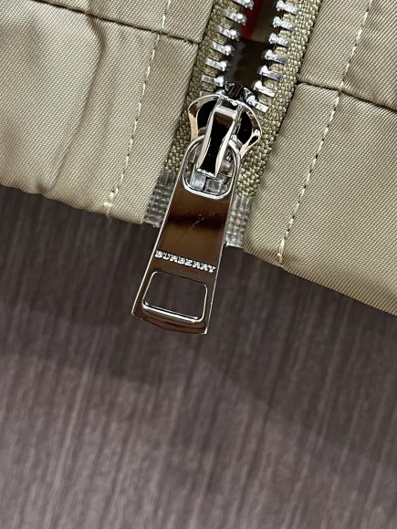 Burberry - Мужская куртка ветровка DZ_2509BU2 Burberry - Мужская куртка ветровка DZ_2509BU2