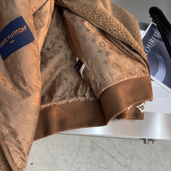 Louis Vuitton - Мужская кофта куртка TJ_0612LV8 Louis Vuitton - Мужская кофта куртка TJ_0612LV8