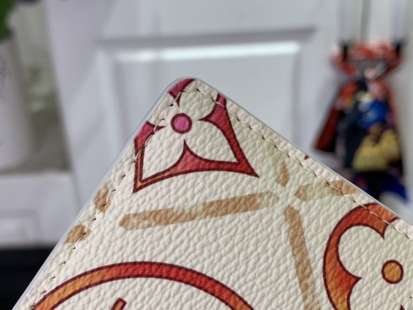 Louis Vuitton By The Pool - Кошелек держатель для карт LG_2108LV4 Louis Vuitton By The Pool - Кошелек держатель для карт LG_2108LV4