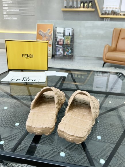 Fendi - Мужские шлепанцы RU_2205FE4 Fendi - Мужские шлепанцы RU_2205FE4