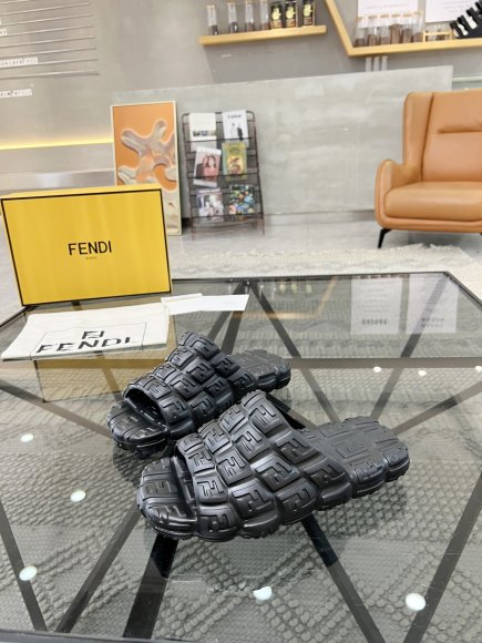 Fendi - Мужские шлепанцы RU_2205FE4 Fendi - Мужские шлепанцы RU_2205FE4