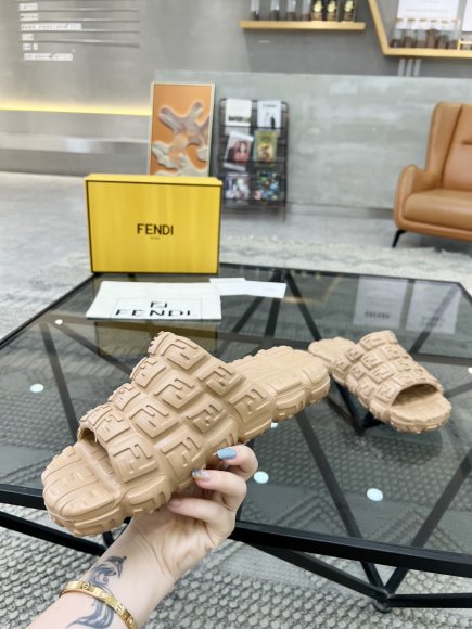 Fendi - Женские шлепанцы RU_2205FE4W