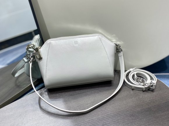 Givenchy XS Antigona Женская сумка мессендер GI_0802GI3 Givenchy XS Antigona Женская сумка мессендер GI_0802GI3