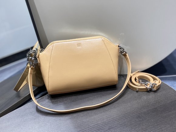 Givenchy XS Antigona Женская сумка мессендер GI_0802GI3 Givenchy XS Antigona Женская сумка мессендер GI_0802GI3