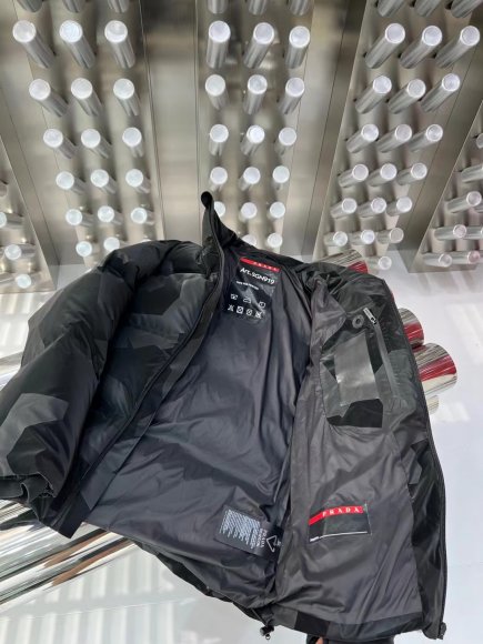 Prada - Мужская куртка пуховик SAD_3011PR1 Prada - Мужская куртка пуховик SAD_3011PR1