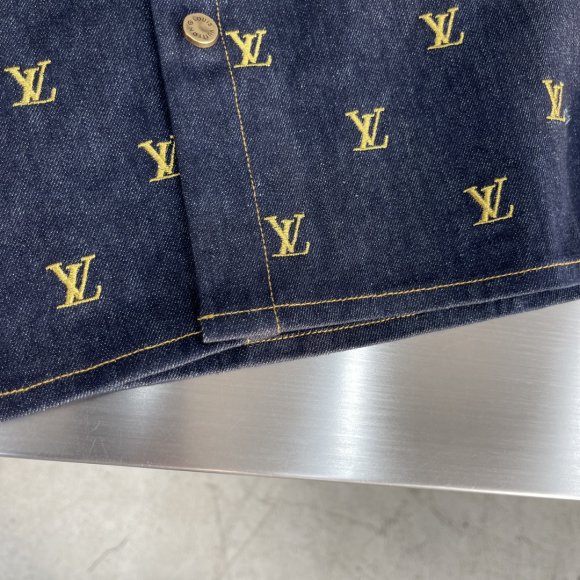 Louis Vuitton Signature - Мужская джинсовая рубашка TJ_1303LV7 Louis Vuitton Signature - Мужская джинсовая рубашка TJ_1303LV7