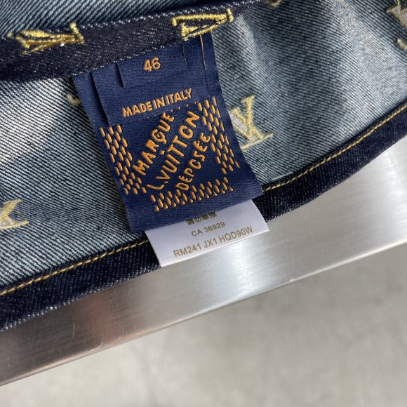 Louis Vuitton Signature - Мужская джинсовая рубашка TJ_1303LV7 Louis Vuitton Signature - Мужская джинсовая рубашка TJ_1303LV7