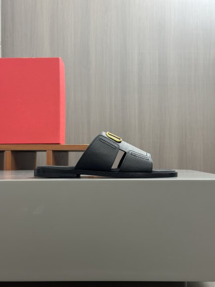 Valentino - Мужские шлепанцы сланцы GTL_2005VA1 Valentino - Мужские шлепанцы сланцы GTL_2005VA1