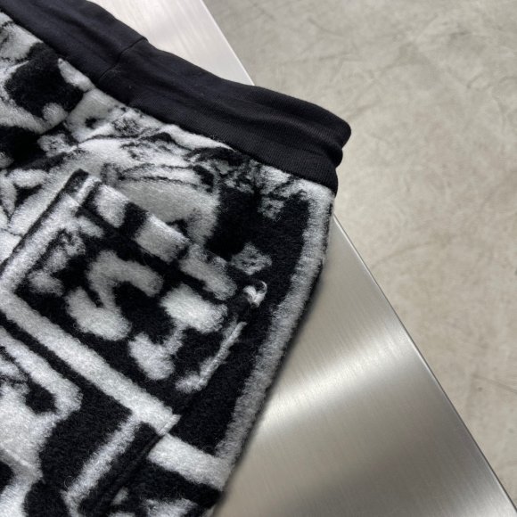 Louis Vuitton - Мужские флисовые шорты TJ_1303LV11 Louis Vuitton - Мужские флисовые шорты TJ_1303LV11