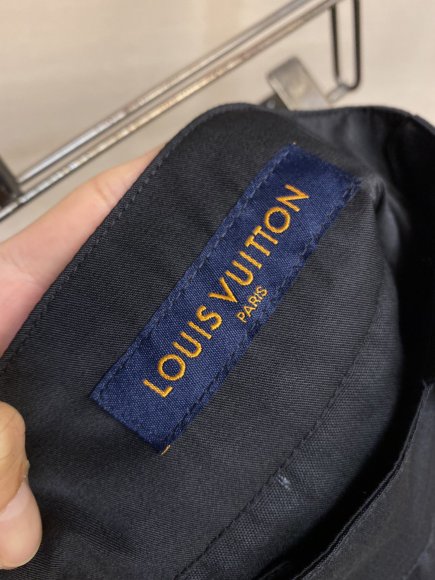 Louis Vuitton - Мужские шорты DZ_2703LV2 Louis Vuitton - Мужские шорты DZ_2703LV2