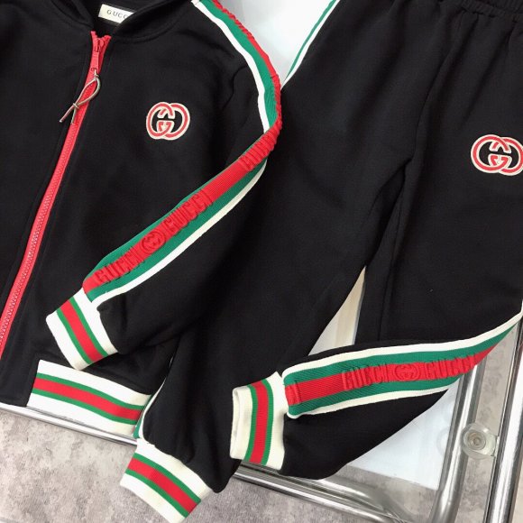 Gucci - Детский спортивный костюм DW_0112GU5 Gucci - Детский спортивный костюм DW_0112GU5